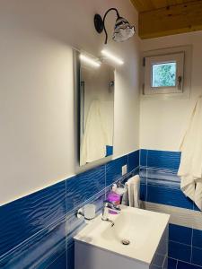 bagno con lavandino e specchio di Le Finestre di Amalfi ad Amalfi