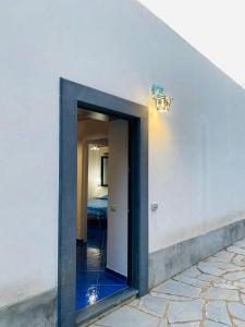 una porta per entrare in una stanza con una luce su una parete di Le Finestre di Amalfi ad Amalfi