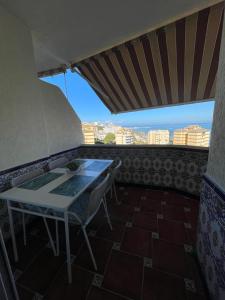 una mesa y sillas en un balcón con vistas en Benalbeach Smart Suite, en Benalmádena