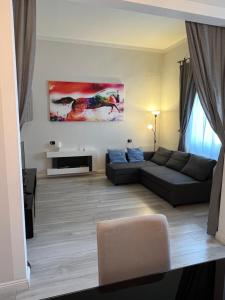 een woonkamer met een bank en een tafel bij Grazioso appartamento in zona centrale. in Montecatini Terme