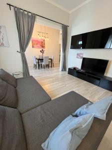 ein Wohnzimmer mit einem Sofa und einem Esszimmer in der Unterkunft Grazioso appartamento in zona centrale. in Montecatini Terme