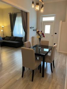 a living room with a dining room table and chairs at Grazioso appartamento in zona centrale. in Montecatini Terme