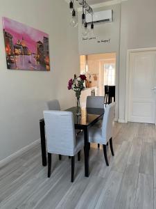 a dining room with a table and chairs at Grazioso appartamento in zona centrale. in Montecatini Terme