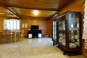 a living room with a table and a dining room at Chalé Dei Fiori, 3QTS, Ambiente Ideal para a família in Venda Nova do Imigrante