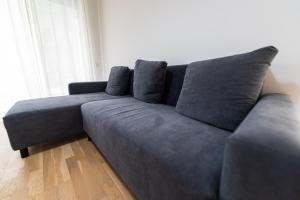 Sara في بوخارست: أريكة زرقاء كبيرة في غرفة المعيشة