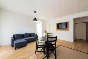 ein Wohnzimmer mit einem Sofa, einem Tisch und Stühlen in der Unterkunft Sara in Bukarest