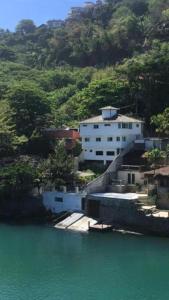un edificio sentado a un lado de un cuerpo de agua en Laguna Hostel, en Río de Janeiro