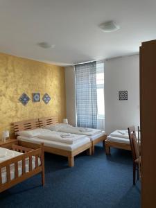 1 Schlafzimmer mit 2 Betten und einem Fenster in der Unterkunft Mikulov Inn - hotel Zeme in Mikulov