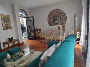 - un salon avec un canapé bleu et une table dans l'établissement Encantadora casa con piscina privada y vistas panorámicas, à Castellar de Santisteban