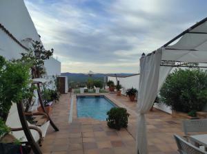 The swimming pool at or close to Encantadora casa con piscina privada y vistas panorámicas