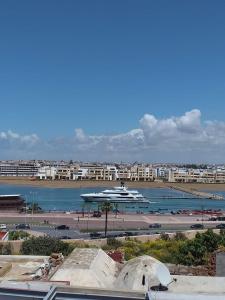 ein großes Boot im Wasser in der Nähe eines Strandes in der Unterkunft dar wassim el ghali in Rabat