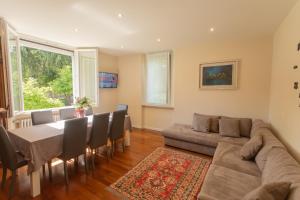A television and/or entertainment centre at Villa Moiacchina Luxury Home