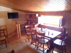 a dining room with a table and chairs and a window at La Tua Casa a Roccaraso in Roccaraso