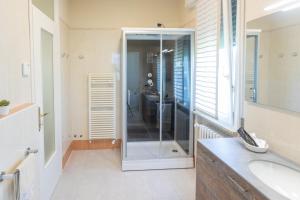 A bathroom at Villa Moiacchina Luxury Home