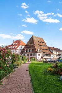 um edifício com uma passarela de tijolos em frente a um quintal em Gîte chez CNYL em Wissembourg