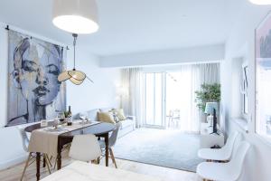 una sala de estar blanca con mesa y sillas en Modern & Charming Alges by GT House en Oeiras
