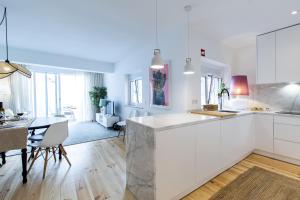 Kitchen o kitchenette sa Modern & Charming Alges by GT House