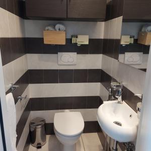 uma casa de banho com um WC e um lavatório em suite48 em Bari