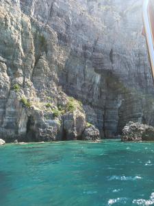 een uitzicht op het water vanaf een boot bij B&b Anna's home in Marina di Camerota