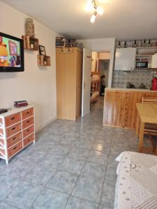 een woonkamer met een keuken en een eetkamer bij Résidence les étoiles in La Foux