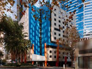 un edificio con pintura azul en el costado. en Mercure Melbourne Southbank, en Melbourne