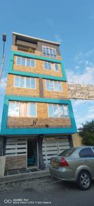 a building with a car parked in front of it at EDIFICIO Niza80 ibague in Ibagué