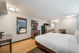 Dapur atau dapur kecil di HomeTowne Studios by Red Roof San Antonio - SeaWorld Northwest