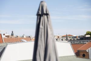 a closed umbrella on top of a roof at Ko-Living - Captain's Suite - Altstadt - mit Küche, Smart TV & Balkon - 6P in Halle an der Saale