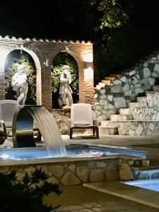 DurazzanoにあるIsola Verdeの椅子付きの庭の噴水