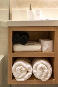 a shelf with towels and towels in a bathroom at Loft Boutique no melhor ponto de Copacabana in Rio de Janeiro