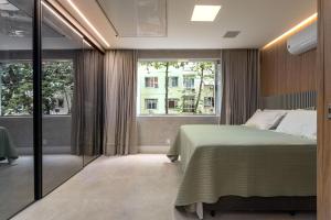 um quarto com uma cama e uma janela em Loft Boutique no melhor ponto de Copacabana no Rio de Janeiro