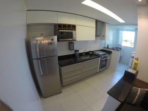 Il comprend une cuisine équipée d'un réfrigérateur et d'appareils en acier inoxydable. dans l'établissement Lindo AP completo em Cabo Frio, à Cabo Frio
