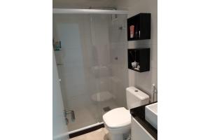 une salle de bain avec des toilettes blanches et une douche dans l'établissement Lindo AP completo em Cabo Frio, à Cabo Frio 15 autres photos