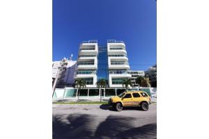 une voiture jaune garée devant un bâtiment dans l'établissement Lindo AP completo em Cabo Frio, à Cabo Frio