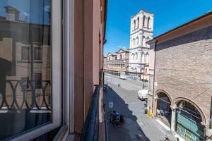 Blick auf eine Stadtstraße aus dem Fenster in der Unterkunft Mazzini Deluxe Apartment in Ferrara