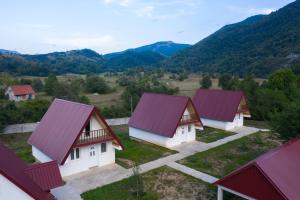 Vue de tête d'une rangée de maisons aux toits violets dans l'établissement Holiday Mokro, 