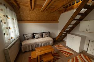 - une petite chambre mansardée avec un lit et un escalier dans l'établissement Holiday Mokro, 