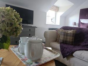 Keepers Retreat في Rowlands Castle: غرفة معيشة مع أريكة وطاولة
