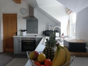 a bowl of fruit on a counter in a kitchen at Keepers Retreat in Rowlands Castle