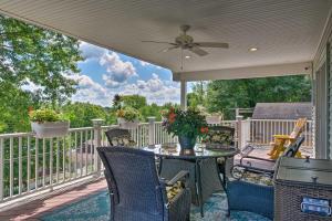 een terras met een tafel en stoelen bij Charming Hanoverton Cottage on Guilford Lake! in Lisbon