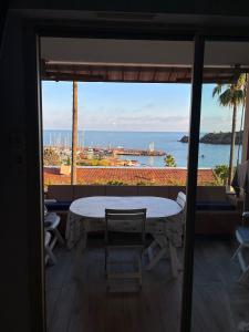 Appartement avec vue mer et piscine في تيول-سور-مير: غرفة مع طاولة وإطلالة على المحيط