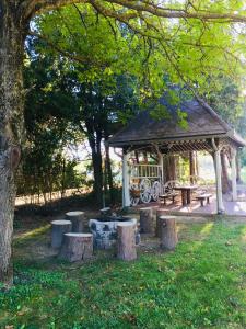 altana ze stołami i stołkami w parku w obiekcie Csendes Vendégház, Families, Hikers & Bikers w mieście Cserszegtomaj