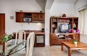a living room with a table and a television at Estudio Casa Jaguar in Puerto Aventuras
