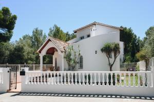 une maison blanche avec une clôture blanche dans l'établissement SA Calma, à Son Serra de Marina