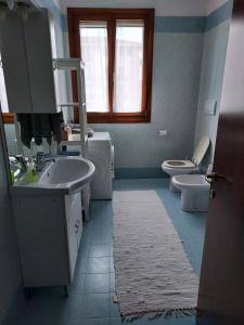 y baño con lavabo, aseo y espejo. en Private Room near Treviso "Mira", en Silea