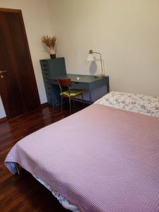 Säng eller sängar i ett rum på Private Room near Treviso "Mira"