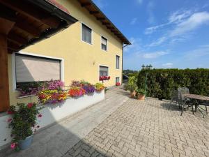 una casa con flores a un lado. en Gasthaus-Pension zum Löwen, en Asten