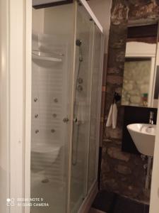 een glazen douche in een badkamer met een wastafel bij La Torre in Vitorchiano