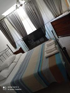 een slaapkamer met een bed met een kleurrijke deken erop bij La Torre in Vitorchiano
