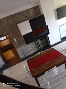 een woonkamer met een houten tafel en stoelen bij La Torre in Vitorchiano
